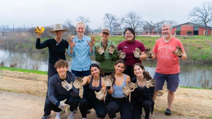 Dr. Lyons and her students pose for a photo in front of the 圣安东尼奥 River